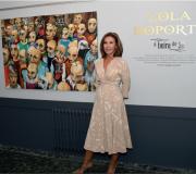 A artista Lola Doporto pousando ante unha das súas últimas exposicións.