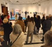 Numeroso público acudiu á inauguración da exposición fotográfica de Eduardo Cimadevila.
