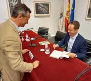 Mariano Fisac firmando ejemplares de su libro_0
