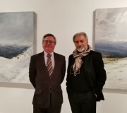 Marnay e Ramón Jiménez, coordinador de Actividades da Casa de Galicia, pousan ante dous dos seus óleos.
