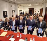 Pousando cun exemplar do libro "Ilustres Xuristas Galegos"