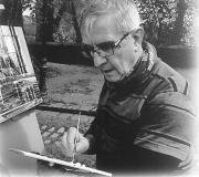 El artista afincado en Xares, Paco Ascón ante una de sus obras
