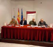 No acto participaron, de esquerda a dereita: o escritor, Miguel A. Mendo, o director da Casa de Galicia en Madrid, Juan Serrano; o autor do libro, Manuel Janeiro; e o escritor, Arturo Lorenzo.