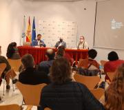 Os asistentes ao acto escoitan con atención a intervención do director do documental, Aser Álvarez.