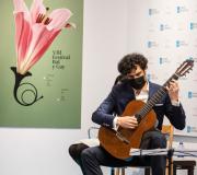 O guitarrista Pablo Sáinz-Villegas, un dos artistas que estará presente no festival, interpretou varias pezas musicais durante a presentación.