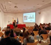 Profesora impartiendo una charla a sus alumnos_0