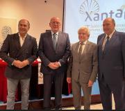 O director da Casa de Galicia, Juan Carlos Serrano (segundo pola esquerda), acompañou na presentación aos intervenientes: Cesáreo González Pardal, Rosendo Fernández e Rogelio Martínez.