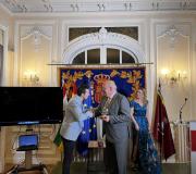Momento no que o director da Casa de Galicia, Juan Serrano, recolle o premio concedido ao Camiño de Santiago
