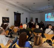 Numeroso público asistiu interesado á conferencia ofrecida por Andrés Juez Pérez.