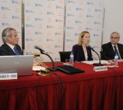 Ana Pastor, junto con el delegado de la Xunta de Galicia en Madrid y el profesor de Medicina Nuclear J.M. Pérez-Vázquez