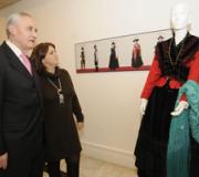 O delegado da Xunta en Madrid observando unha das pezas da exposición
