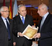Momento da entrega do diploma acreditativo ó delegado da Xunta en Madrid.