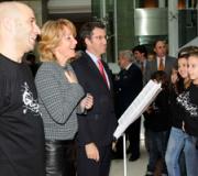 Agradecementos da presidenta da Comunidade de Madrid a uns rapaces.