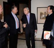 O delegado fala con outros asistentes