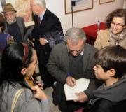 El autor firmando ejemplares de la obra