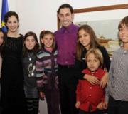Foto de Noemi Mazoy e Alberto Lozano con algunos de los asistentes