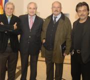 Sesión de fotos do autor, o delegado da Xunta de Galicia en Madrid e outros asistentes.