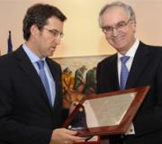 Entrega do diploma ó presidente da Xunta de Galicia