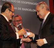 El delegado de la Xunta de Galicia en Madrid recogiendo el premio a Feijoo al mejor Político de 2009