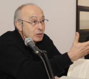 El autor durante la presentación