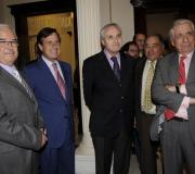 El delegado de la Xunta de Galicia en Madrid junto con el resto de participantes de la presentación.