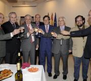 Brindis de los asistentes a la jornada de presentación de la XVI Semana Gastronómica  