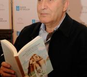 O filólogo José Eduardo Valenzuela durante la presentación de su libro