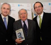 El profesor Alonso Montero junto con José Ramón Ónega y el secretario xeral de Política Lingüística, Anxo M. Lorenzo en el acto de presentación