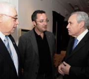 El delegado da Xunta de Galicia en Madrid conversando con los participantes de la presentación