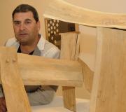 Cochón Rei ante una de sus obras.