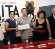 Momento da entrega do cheque