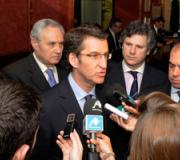 El presidente de la Xunta atendiendo a los medios de prensa