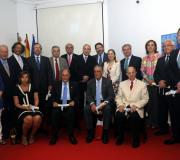 De esquerda a dereita, Pilar Farjas, Ramón Trillo, Julio Touza, Ramón Mª Luis Sánchez, Fernando Ramos, Pedro Núñez Morgades, José Ramón Ónega López, Bieito Rubido Ramonde, Ana Pastor Julián, César Antonio Molina, Pilar Falcón Osorio, Ovidio Cadenas, José Manuel Barreiro. Sentados, Palmira Vázquez Bécquer, Manuel Pérez González, José Luis Rodríguez-Villasante y José Luis Barrer
