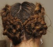 Detalle do peiteado, con las trenzas "desfeitas"