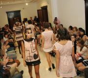 Imaxe do final do pase, con todas as modelos desfilando