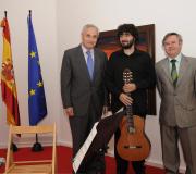 De esquerda a dereita José Ramón Ónega, o guitarrista Sergio Franqueira e Ramón Jiménez instantes antes da actuación