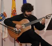 O músico coruñés interpretando a Albéniz