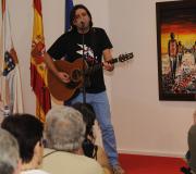 Al Vila nun momento do concerto. 