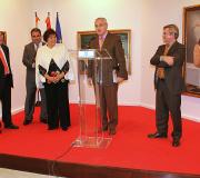 Ónega dirixe unhas palabras no acto de inauguración con Jiménez (dereita), Soledad Fernández, Javier Fernández Arribas e Antonio Amor (marido da pintora)