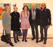 A pintora con familiares e amigos na inauguración.