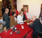 O autor firmando su obra