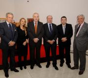 J.R. Ónega, terceiro pola esda., con directivos de Aegama.
