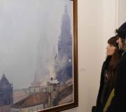 Dous mozos observan un retrinco de Santiago