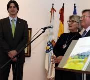 Carlos Martínez, Esperanza Lema Bouzas e Ramón Jiménez co libro en primeiro plano