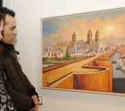 Dos mozos contemplan a persoal visión lugildiana de Lugo