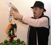 O artista mostra as piezas móviles dunha das súas esculturas