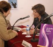 Asinando un libro.
