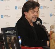 Herikberto M.Q. co seu libro e un dos seus deseños .