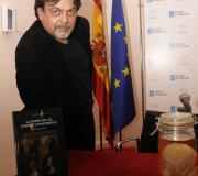 Herikberto M.Q.co seu libro e un dos seus deseños .