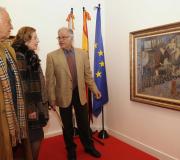 Amador departe con amigos sobre a súa pintura